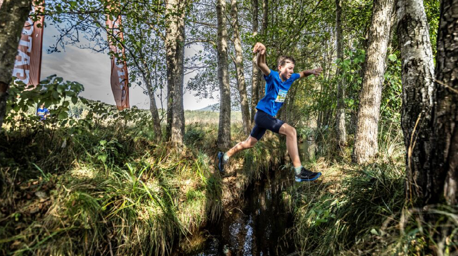 Přírodní Česko-německý půlmaraton se vrátil i do lesního hraničního seběhu